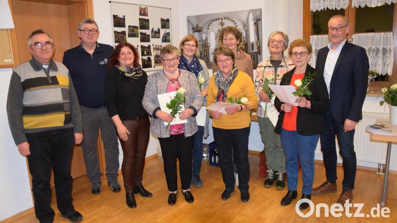 Bei der KAB Rieden wurden Mitglieder geehrt (von links): Pfarrer Slawomir Niemczewski, Peter Pilz, Birgit Bauer, Anna Härtl, Andrea Höfler, Johanna Haas, Marga Kraus, Sabine Hofmeister, Waltraud Schmidt und Bürgermeister Erwin Geitner. Bild: bö