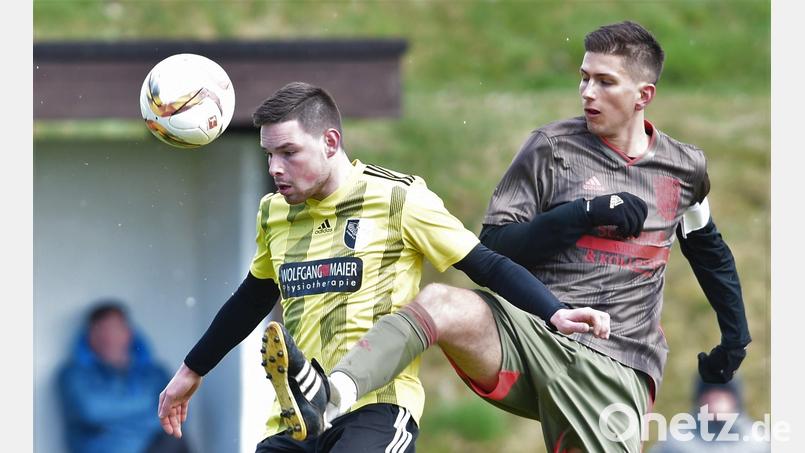 Der Neustädter Patrick Michl (links) muss sich der Attacke von Philipp Magerl (VfB Mantel) erwehren. Bild: Büttner, Gerhard