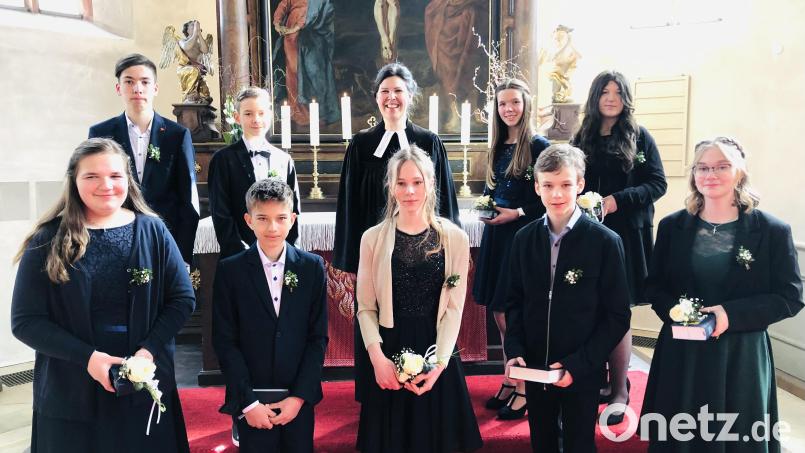 Nach einem Jahr der Vorbereitung feierte Pfarrerin Anja Matthalm am Palmsonntag mit neun Jugendlichen deren Konfirmation in St. Peter und Paul in Neukirchen. Bild: Ann-Kathrin Förderreuther/exb