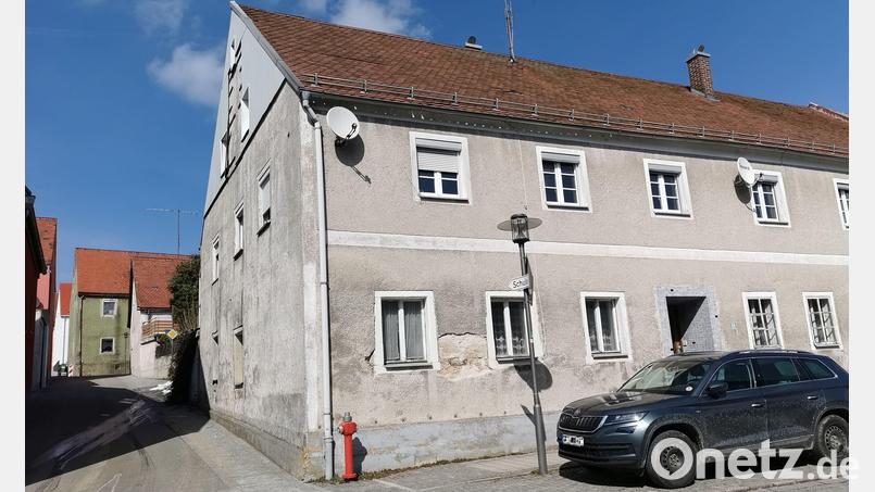 Hier an der Hauptstraße soll das Quartier fürs Seniorenwohnen beginnen und bis über die Kirchstraße hinausgehen. Bild: Portner