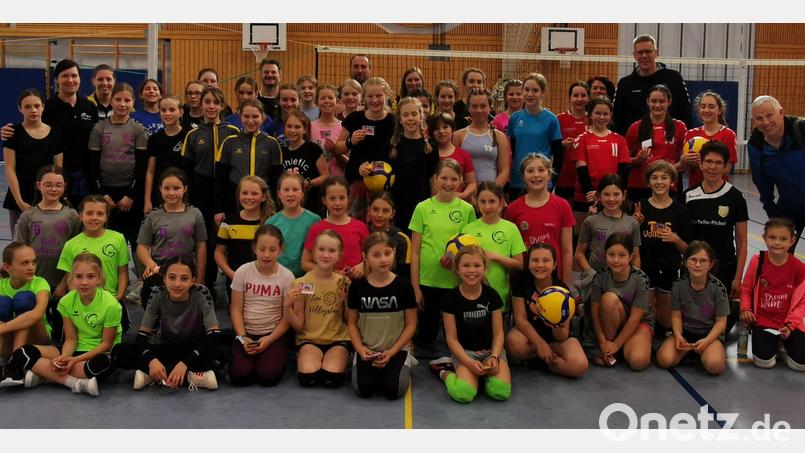 Mit seinen 2,07 Metern ragt Bart-Jan von der Mark (rechts hinten) auch auf dem Gruppenbild heraus. Der BVV-Trainer leitete den „Volley Kids Day“ in der Hahnbacher Josef-Graf-Halle. Bild: Lederer/exb