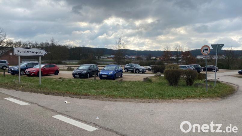Der Pendlerparkplatz an der A 93 am Nabburger Stadtrand wird als Standort für eine aufgeständerte Photovoltaikanlage geprüft. Bild: Wilhelm Amann
