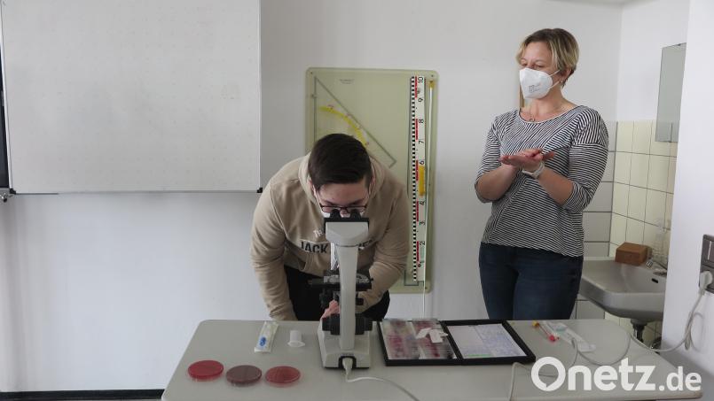 Annabell Schuster vom Labordienstleister Synlab in Weiden stellte interessierten Neuntklässlern den Beruf Medizinisch-Technische/-er Laborassistent/-in vor. Bild: jzk