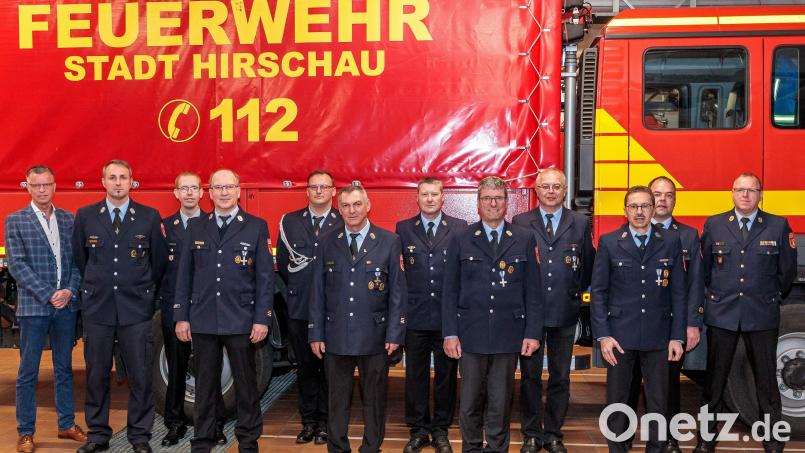 Die Feuerwehr Hirschau wählt einen neuen Vorstand (von links): Bürgermeister Herman Falk, Erster Kommandant Sebastian Jasinsky, Fahnenträger Patrick Künzel, Zweiter Vorsitzender Thomas Maier, Fahnenträger Markus Tomala, Erster Vorsitzender Michael Schuminetz, Zweiter Kassier Rudi Endisch, Erster Kassier Michael Heinz, Zweiter Schriftführer Michael Dobler, Erster Schriftführer Manfred Mutzbauer, Kreisbrandmeister Marco Weiß und Kreisbrandinspektor Martin Schmidt. Bild: u