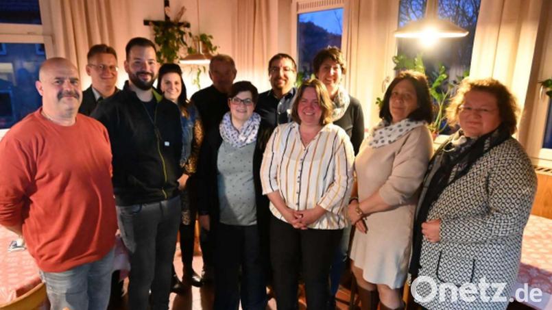 Kreisfachberaterin Heidi Schmid und Dritter Bürgermeister Adolf Hammer gratulierten den Neugewählten. Im Bild (von links) Gerd Färber, Adolf Hammer, Florian Ilchmann, Sarah Ilchmann, Josef Baumer, Katrin Völkl,
Michael Bock, Daniela Kühner, Angela Schmal, Angelika Eckl und Heidi Schmid. Bild: Günter Süß/exb