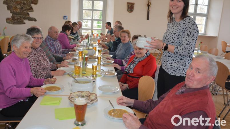Im Pfarr- und Jugendheim in Leonberg bot die KLJB am Palmsonntag ein Fastenessen an. Auch Gemeinderätin Alexandra Burger (stehend) half mit beim Servieren von Gemüsesuppe und Butterbroten. Bild: jr