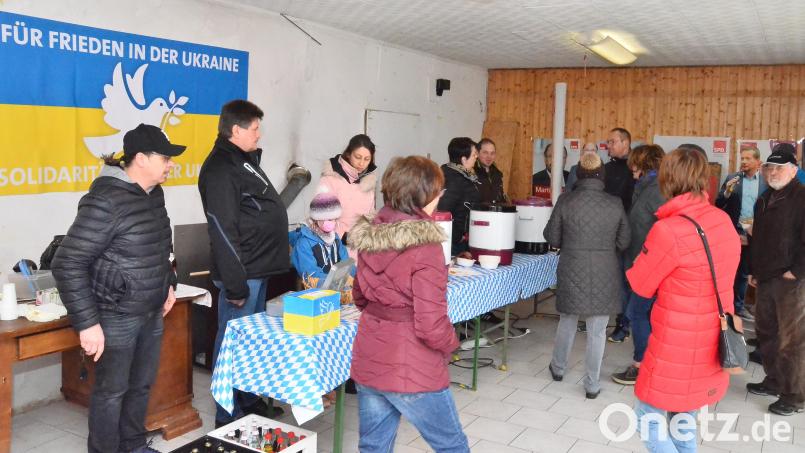 Die ins &quot;Zwick&#039;n-Anwesen&quot; verlegte Hilfsaktion des SDP-Ortsvereins erfreut sich über Stunden hinweg einer gute Nachfrage nach ukrainischem Eintopf und bayerischem Gulasch. Bild: fjo