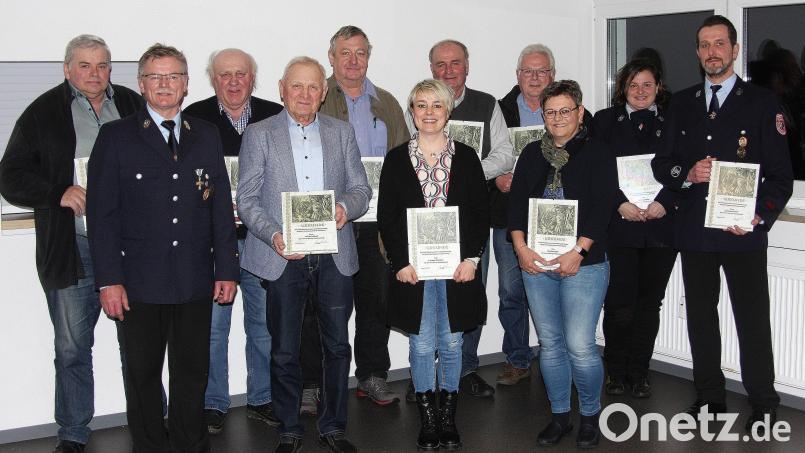 Die Ehrung langjähriger Mitglieder der Feuerwehr Schönhaid-Leugas nahm Vorsitzender Helmut Oppl (Zweiter von links) vor. Zudem wurde Helmut Fröhlich (links) zum Ehrenmitglied ernannt. Bild: wro