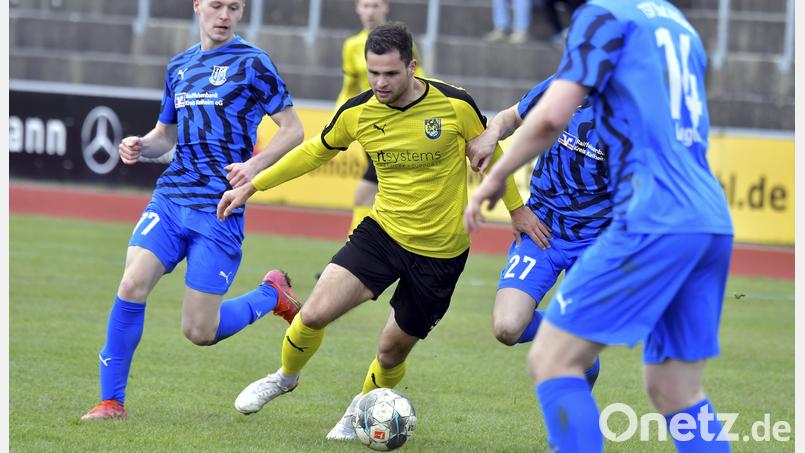 Nach dem Heimspiel ist vor dem Heimspiel: Der FC Amberg (in der Bildmitte Maximilian Witzel) erwartet am Dienstagabend die SpVgg Lam zum dritten Spiel in Serie vor eigenem Publikum. Archivbild: Hubert Ziegler
