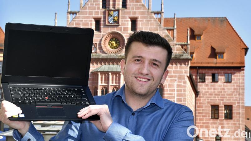 Hat gut lachen: Wer sich so sehr mit IT-Sicherheit auskennt wie Raphael Lorenz - hier vor dem Sulzbach-Rosenberger Rathaus - braucht vor Datenklau keine Angst haben. Der Oberpfälzer "White Hacker" hat drei deutsche Unis mit Tausenden von Studenten und Mitarbeitern vor einem ernsten Problem bewahrt. Bild: Petra Hartl