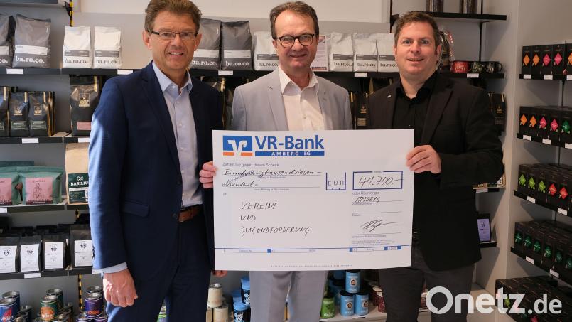 Die Spende über 41 700 Euro präsentierten (von links) Andreas Reindl, Dieter Paintner und Thomas Retzer stolz. Bild: Bernhard Tuchbreiter, Volksbank-Raiffeisenbank Amberg eG/exb