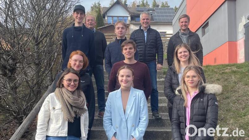 Die wiedergewählte TSV Vereinsjugendvorsitzende Tabea Meiler (vorne, Mitte) freut sich auf die nächste zweijährige Amtszeit mit ihrem bewährtem Vorstandsteam. Der Vorsitzende des Hauptvereins, Jürgen Lugert, Bürgermeister Thomas Meiler und Jugendbeauftragter Florian Plödt, (hintere Reihe, von links.) sind stolz, dass sie so eine aktive Vereinsjugend haben. Bild: cro