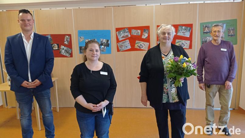 Mit Blumen bedankten sich die Verantwortlichen des Senioren-Servicehauses bei der scheidenden Heimbeiratsvorsitzenden. Im Bild von links Johannes Großmann von der Heimleitung, Alexandra Schläger (Leiterin soziale Betreuung), Angela Burger und Harald Sgonina (stellvertretender Leiter soziale Betreuung). Bild: fpoz