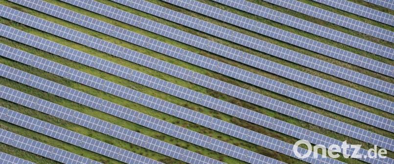 Die Freudenberger Gemeinderäte bringen den Solarpark Greßmühle auf den Weg. Symbolbild: Daniel Reinhardt/dpa