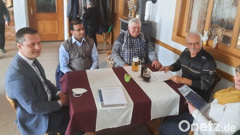 Die Hauptakteure bei der Jahreshauptversammlung (von links) Bürgermeister Wolfgang Söllner, Pfarrer Pater Anish George, stellvertretender Vorsitzender Hubert Schindler, Vorsitzender Hans-Jürgen Enders und Kassiererin Heike Lang. Bild: soj