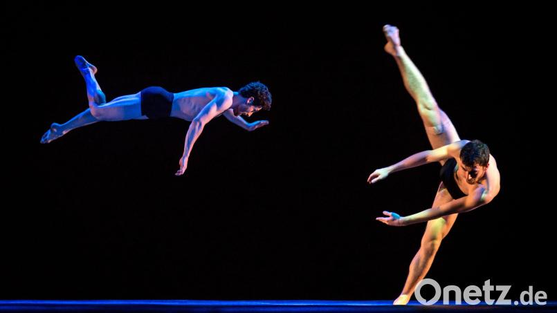 In Blu Infinito heben die Artisten die Schwerkraft auf. Bild: Clarissa Lambert/exb