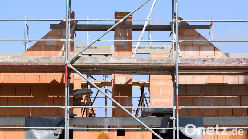 Der Bausektor in Deutschland boomt. Vor dem Hintergrund der Geldentwertung ist es ein zusätzlicher Antrieb für viele, in Immobilien oder ins Eigenheim zu investieren. Symbolbild: Julian Stratenschulte/dpa