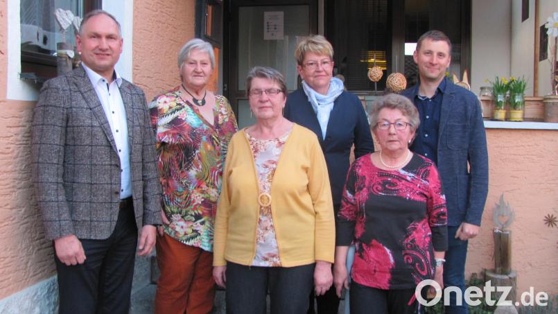 Gudrun Horch (Zweite von links) wurde als Vorsitzende bestätigt mit Stellvertreterin Angela Rottenberg (Drite von links) Die Kasse führt Sieglinder Wollfinger (Zweite von rechts) und Schriftführerin ist Monika Rittner (Dritte von rechts) Siedlerchef Johannes Wittmann (rechts) überreichte eine Spende und Bürgermeister Richard Kammerer (links) zählt als Kartellvorsitzender auf die Mithilfe beim diesjährigen Bürgerfest. Bild: sei