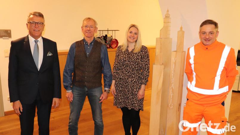 Harald Brader war über 30 Jahre Hausmeister an der Marien-Grundschule. Jetzt wurde er in den Ruhestand verabschiedet. Im Bild (von links) Bürgermeister Franz Stahl, Harald Brader, die stellvertretende Leiterin der Hauptverwaltung, Rebecca Keck, und stellvertretender Personalratsvorsitzender Karl Bayreuther. Bild: Stadt Tirschenreuth/exb