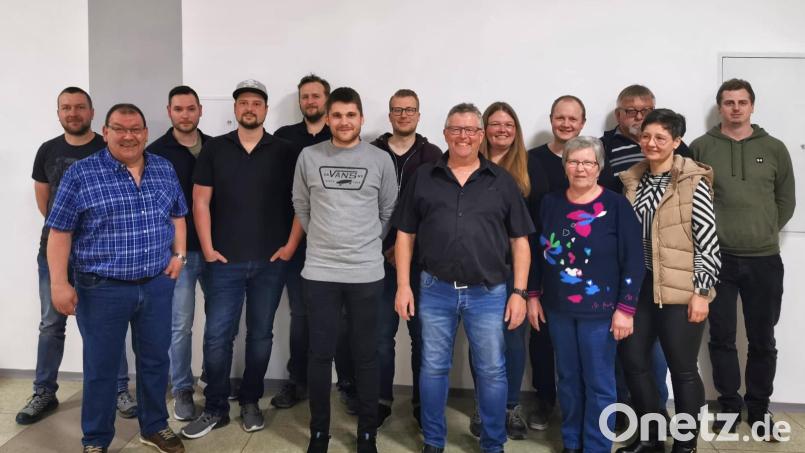Der neu gewählte Vorstand des Rauchclubs mit Vorsitzendem Bernhard Bauernfeind (Zweiter von links), Zweiter Vorsitzender Rita Legat (Vierte von rechts), Kassier Peter Tretter (Siebter von rechts) und Schriftführer Marco Kunz (Sechster von links) sowie die gewählten Beisitzer und Kassenprüfer. Bild: njn