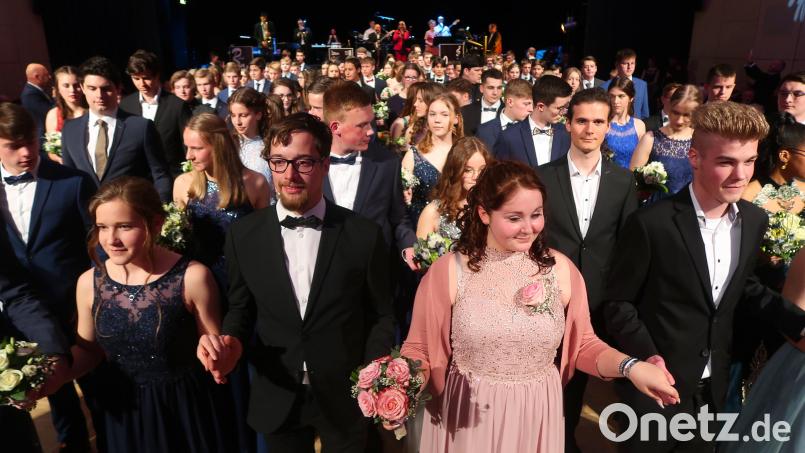 Zwei Jahre lang haben die Tanzschüler der Weidener weiterführenden Schulen auf ihren Abschlussball warten müssen. Am Samstag war es endlich soweit. Bild: Kunz