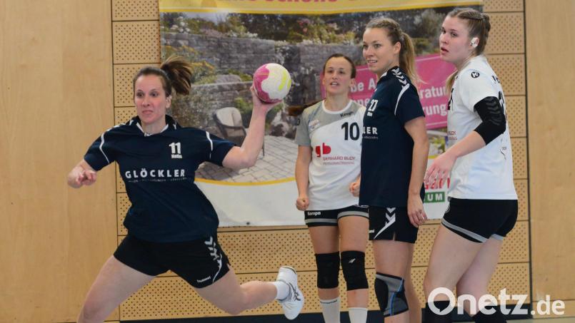 Nathalie Fleischmann (am Ball) war die erfolgreichste Schützin bei der Heimniederlage der HSG Nabburg/Schwarzenfeld gegen Ingolstadt. Bild: ham