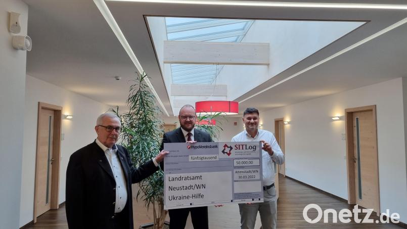 Spendenübergabe Firma SITLog. Landrat Andreas Meier (Mitte) nimmt den symbolischen Scheck der SITlog-Verantwirtlichen entgegen. Bild: Fa. SITLog GmbH, Altenstadt/WN/exb