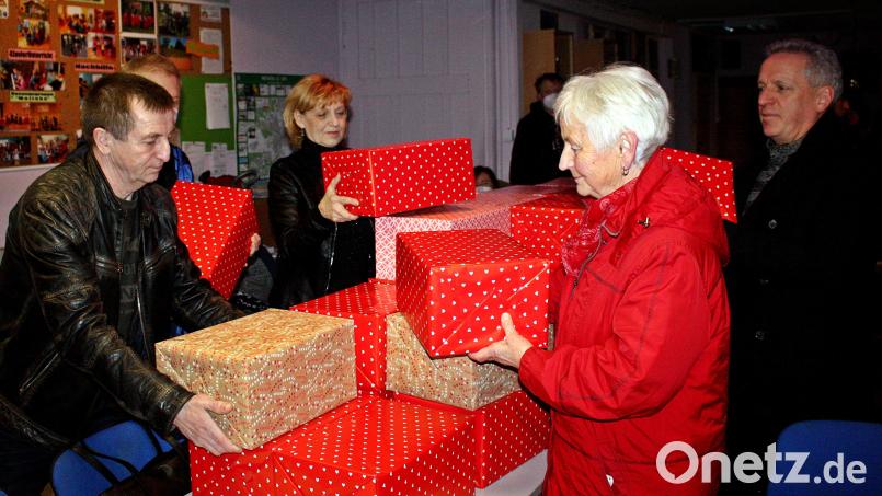 Hilde Zebisch (vorne) und weitere AWO-Helfer übergeben Hilfspakete an Arkadi Voloschin (rechts). Bild: R. Kreuzer