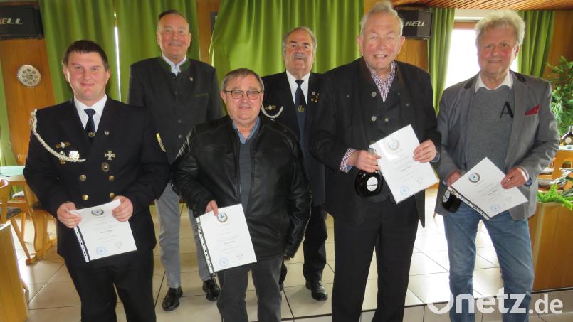 Urkunden überreichte der Vorsitzende &#039;Engelbert Eckart (Vierter von links) der Soldatenkameradschaft 1973 Neustadt an verdiente Mitglieder Bild: adj