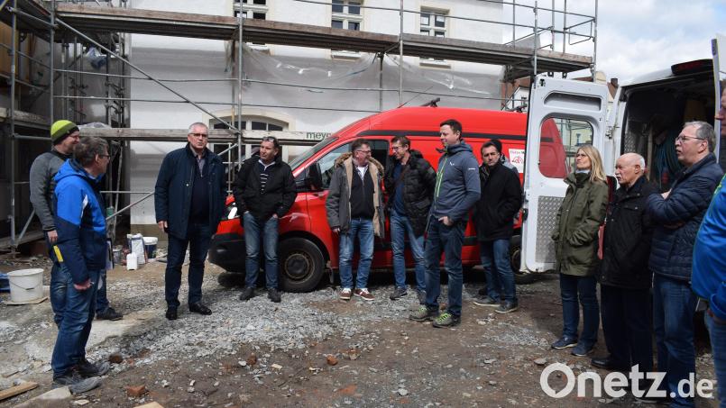 Eine Besichtigung der Baustelle „Haas Haus“ gehört seit einiger Zeit zu den obligatorischen Punkten der Tagesordnung des Bauausschusses. Beim aktuellen Ortstermin ging es um die farbliche Abstimmung der Außenfassade. Bild: bnr