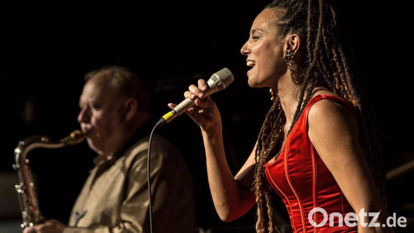 Melanie Bongs Stimme verführt mit Pop und lateinamerikanischen Klängen. Bild: Peter Purgar/exb