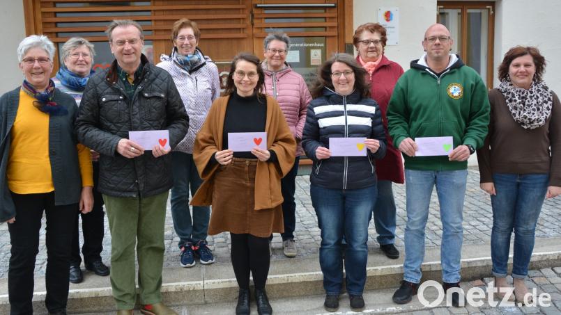 Insgesamt 2000 Euro verteilten die „Flotten Nadeln“ um Kassiererin Karin Benner (Zweite von links) auf vier Organisationen bzw. Einrichtungen. Über jeweils 500 Euro freuten sich (mit Kuverts, von links) Berthold Kellner (Lebenshilfe), Susanne Lehner (Caritas), Julia Merz-Neudert (Kinderhaus „Purzelbaum“) und Robert Hoyer (KSRK Mitterteich). Bild: jr