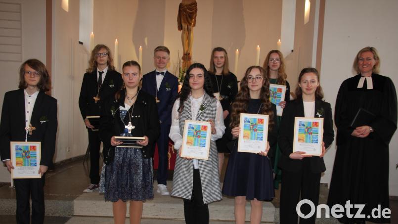 Die neun Konfirmanden (vordere Reihe von links) Lukas Luft, Emily Faget, Michelle Welker, Alina Fried und Svenja Lauterbach sowie (hintere Reihe von links) Konstantin Wilka, Collin Pascher, Ina Koller und Catharina Bock mit Pfarrerin Dr. Stefanie Schön. Bild: kro