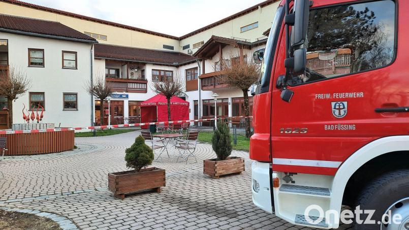 Ein Fahrzeug der Feuerwehr steht vor einem Altenheim. Bild: Helmut Degenhart/dpa