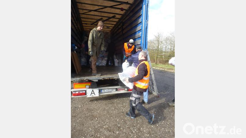 Hinein damit: Voller Schwung wurden die Aktkleidersäcke verladen. Bild: mad