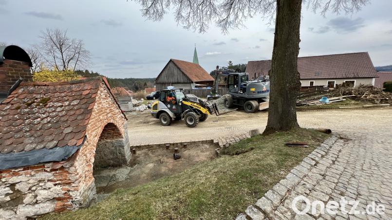 Der Platz vor der Kulturscheune wird derzeit gestaltet, der Backofen restauriert; im August soll das Prestigeprojekt der Gemeinde nach einer überlangen Bauzeit mit vielen Ärgernissen eingeweiht werden. Bild: Eichl
