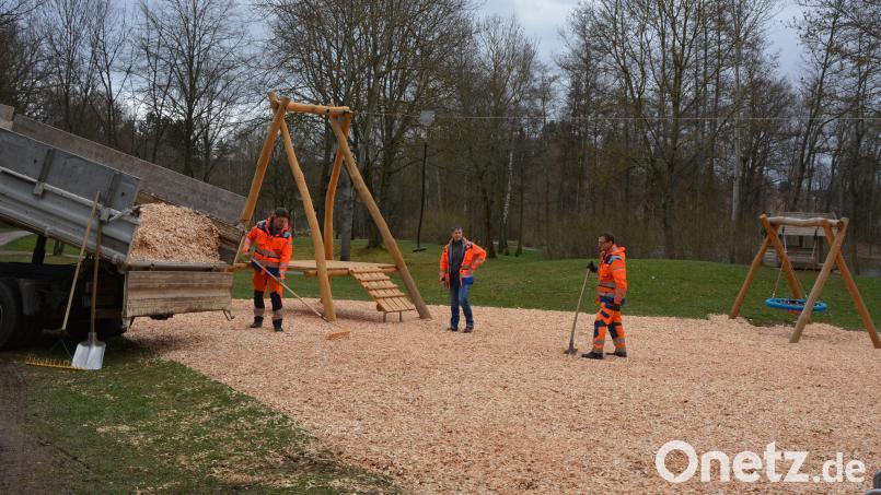 Mitarbeiter des Stadtbauhofs haben die neue 25 Meter lange Seilbahn aufgebaut. Inzwischen kann sie benutzt werden. Im Bild (von links) Maximilian Friedl, Bauhofleiter Thomas Ernstberger und Benjamin Müller bei letzten Arbeiten beim Einbau der Fallschutzauflage. Bild: jr