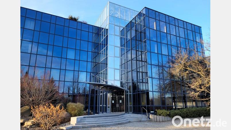 Die Vorderansicht des Metallbaubetriebs der Pazdera AG in Naila, der nun zur Forster Fenstertechnik GmbH gehört. Bild: Forster Fenstertechnik GmbH/exb