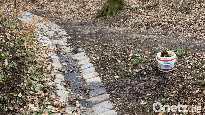 Öllache im angrenzenden Walgebiet an der Straße "Bergauffahrt" in Amberg . Bild: Polizeiinspektion Amberg