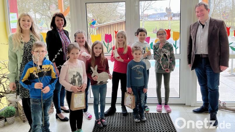 Mit einem Frühlings- und Osterbasar schuf die Grundschule Oberbibrach die Grundlage für eine 2000-Euro-Spende für die Ukraine. Darüber freuen sich stellvertretend einige Schulkinder mit (von links) Lehrerin Juliana Bauer, Rektorin Barbara Beer und Schulverbandsvorsitzenden Alexander Goller. Bild: do
