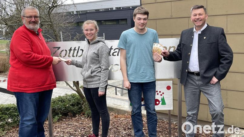 Milena Wittmann (Zweite von links) und Ludwig Grötsch (Zweiter von rechts) übergeben stellvertretend für die gesamte Schulfamilie über Schulleiter Gerhard Steiner (links) an Bürgermeister Rainer Rewitzer (rechts) 350 Euro. Bild: bey