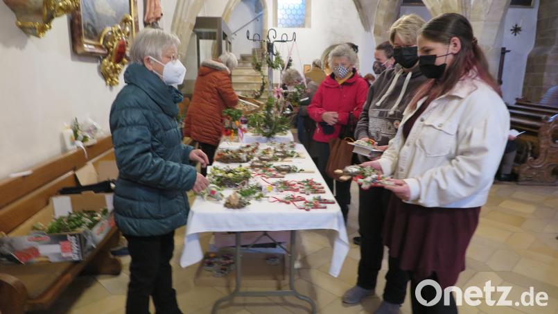 Groß war die Auswahl am Stand des Katholischen Frauenbundes, an dem auch heuer wieder zahlreiche österliche Bastelarbeiten zum Kauf angeboten wurden. Bild: jzk