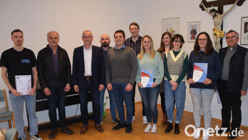 Die Blaskapelle St. Georg wählt einen neuen Vorstand (von links): Matthias Engelhard, Adalbert Obermeier, Bürgermeister Erwin Geitner, Dirigent Miroslaw Zgrzendek , Vorsitzender Sebastian Zapf, Manuel Kraus, Marina Dotzler, Nathalie Kryschak, Evelyn Kryschak, Karin Kopf und Pfarrer Slawomir Niemczewski. Bild: bö