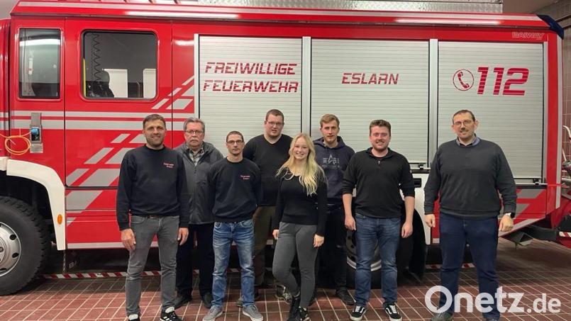 Der Feuerwehrkommandant Georg Rauch (rechtzs) und sein Stellvertreter Markus Lehner stellten ihr Führungsteam auf. Bild: gz