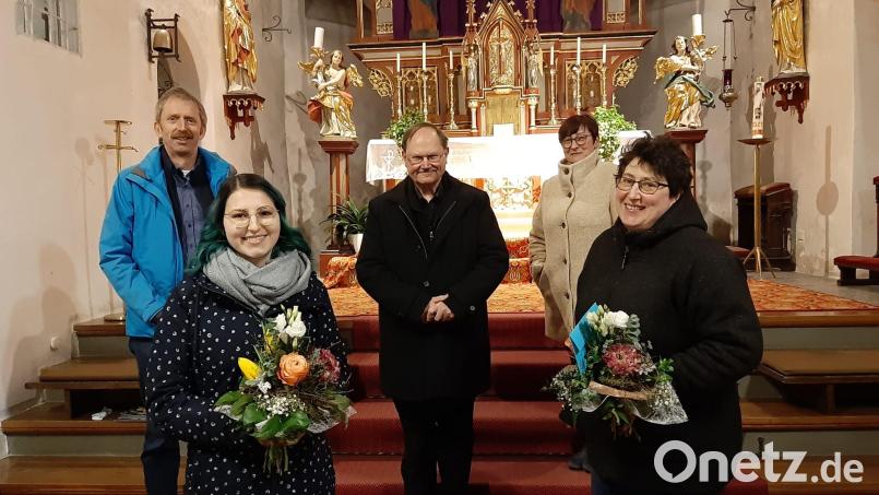 Thomas Deubzer übergab das Amt des Pfarrgemeinderatssprechers an Elisabeth Merkl (hinten von links). Sie und Pfarrer Heribert Stretz (Mitte) dankten den ausgeschiedenen Mitgliedern Lena Stahl und Andrea Zeitler (vorne von links). Bild: Pfarrei Kastl/exb
