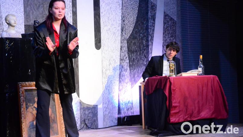 Das Oberstufentheater am Augustinus-Gymnasium lehnt sich mit dem Stück &quot;Weiherkart&quot; an den Wirecard-Skandal an. Bild: Kunz