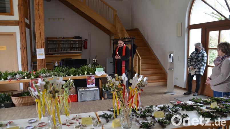 Vor Mitgliedern des Frauenbundes segnete Pfarrer Markus Bruckner die von ihnen angefertigten Ostergestecke. Bild: ak