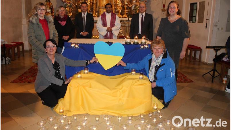 Die Hauptakteure des Friedensgebetes und der Spendenaktionen (hinten, von links) Valerie Pausch, Sandra Schmelber, Bürgermeister Wolfgang Söllner, Pfarrer Pater Anish George, Kirchenpfleger Stefan Kausler und Sängerin Bettina Mildner sowie (vorne, von links) Daniela Würstl und Christine Erhardt. Bild: soj