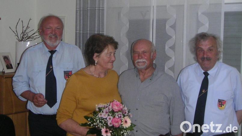 Ehrung für ein Urgestein der Lintacher Reservisten (von links): stellvertretender Vorsitzender Xaver Ram, Ottile Wendl, Jubilar Martin Wendl und Vorsitzender Wolfgang Richthammer. Bild: Maul, Ulrike