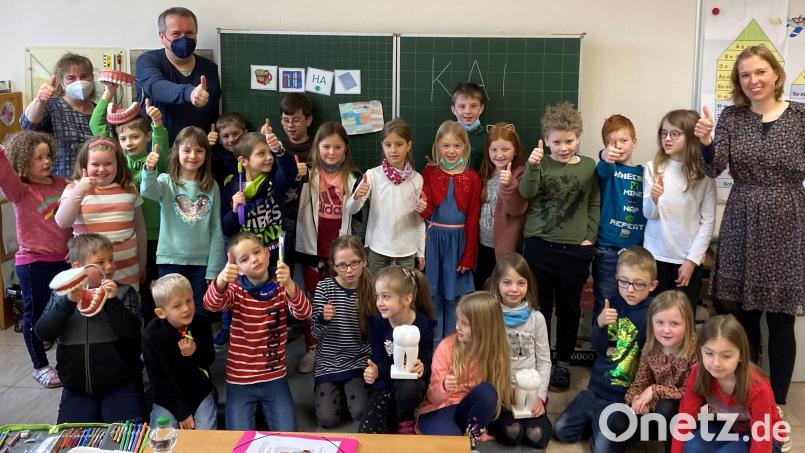 Schulzahnarzt Dr.Rainer Schön und seine Helferin erlebten beim Besuch in der Kombiklasse 1/2 sehr aufmerksame Mädchen und Buben. Bild: exb